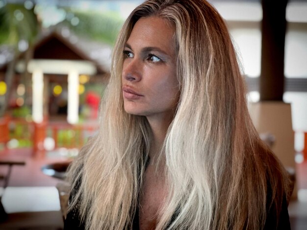 Czy blond pasma będą widoczne na brązowych włosach?