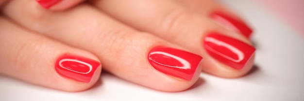 Czy manicure hybrydowy rzeczywiście przedłuża paznokcie?