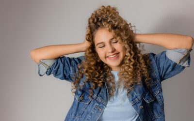 Jak okiełznać niesforne loki i stylizować kręcone włosy?