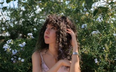 Jak pielęgnować naturalnie kręcone włosy na co dzień?