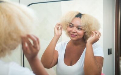 Jak przywrócić blask zniszczonym włosom kręconym?