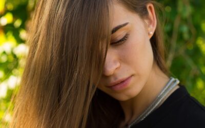 Domowe sposoby na naturalne rozjaśnianie ciemnych włosów