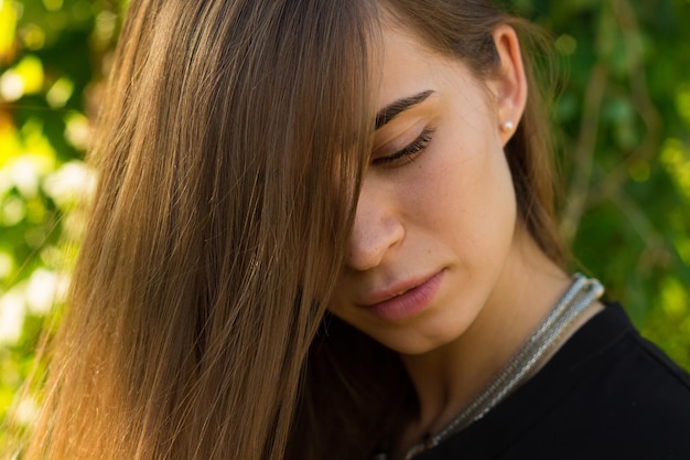 Domowe sposoby na naturalne rozjaśnianie ciemnych włosów