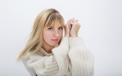 Jak bezpiecznie przejść z ciemnych włosów na blond?