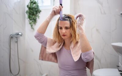 Jak bezpiecznie usunąć kolor z włosów farbowanych pianką?