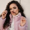 Jak okiełznać kręcone włosy – czym je stylizować na co dzień?