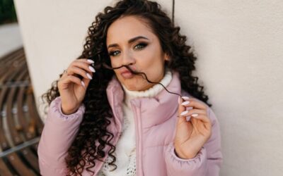 Jak okiełznać kręcone włosy – czym je stylizować na co dzień?