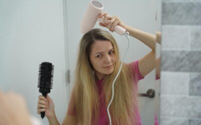 Jak okiełznać puszące się włosy i skutecznie je wygładzić?
