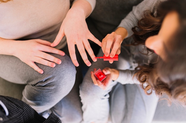 Jak opanować sztukę robienia paznokci na formie?