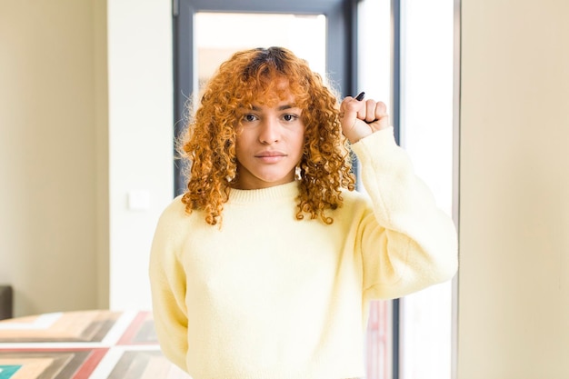 Jak pielęgnować kręcone włosy, by zachowały swój naturalny skręt?