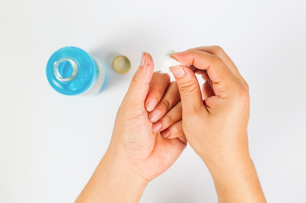 Jak prawidłowo piłować żel na paznokciach w domu?