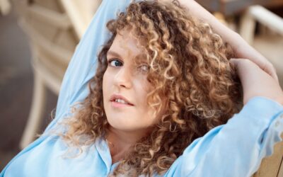 Jak samodzielnie obciąć naturalnie kręcone włosy w domu?