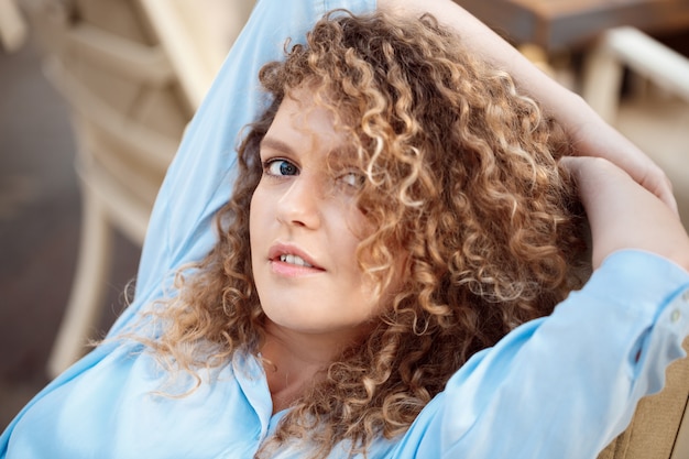 Jak samodzielnie obciąć naturalnie kręcone włosy w domu?