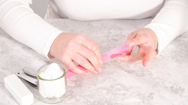 Jak samodzielnie wykonać tipsy żelowe w domowym zaciszu?