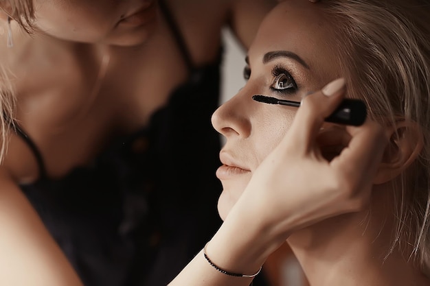 Jak stworzyć olśniewający makijaż oczu na wieczorne wyjście?