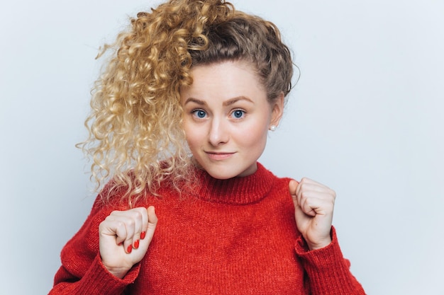 Jak uzyskać trwałe loki bez częstego skręcania włosów?