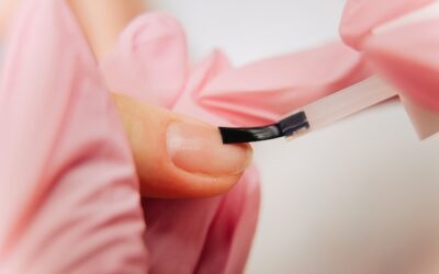 Jak zrobić efektowne paski na paznokciach hybrydowych?