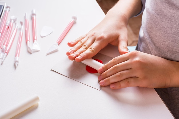 Jak zrobić paznokcie żelowe z hybrydą w domowym zaciszu?