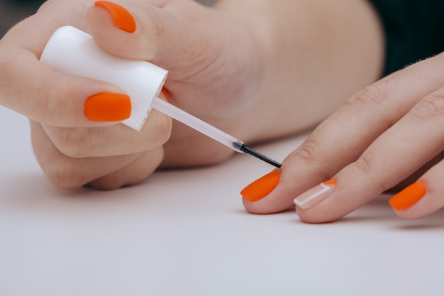 Jaki lakier hybrydowy sprawdzi się najlepiej do francuskiego manicure?