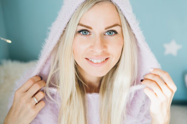 Naturalne sposoby na delikatne rozjaśnienie włosów w domu