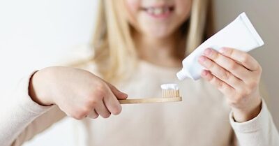 Pasta do zębów na rozjaśnienie włosów – czy to naprawdę działa?