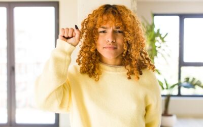 Co jest dobre na suche zniszczone włosy?