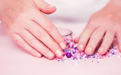 Czym nakładać brokat na paznokcie żeby uzyskać trwały efekt?