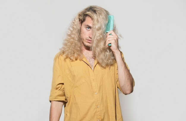 Czym odbudować zniszczone włosy po częstym farbowaniu?