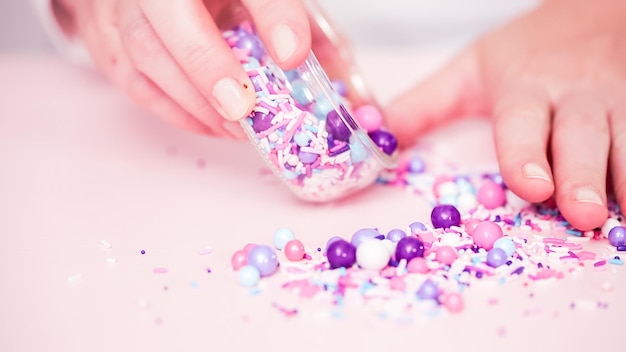 Jak nakładać brokat na paznokcie żelowe aby efekt był trwały?