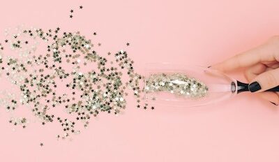 Jak nakładać brokat na tipsy bez smug?