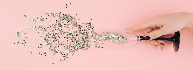 Jak nakładać brokat na tipsy bez smug?