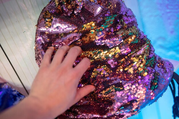 Jak nałożyć brokat na hybrydę żeby uzyskać efekt glamour?