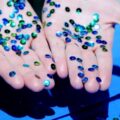 Jak nałożyć brokat na paznokcie hybrydowe żeby uzyskać trwały efekt?
