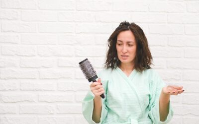 Jak odbudować suche i zniszczone włosy bez zmiany fryzury?
