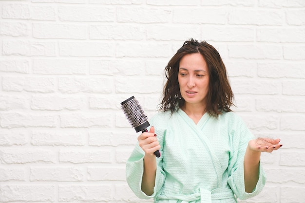 Jak odbudować suche i zniszczone włosy bez zmiany fryzury?