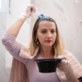 Jak odbudować włosy po farbowaniu i przywrócić im blask?