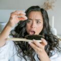 Jak odżywić zniszczone włosy po sezonie letnim?