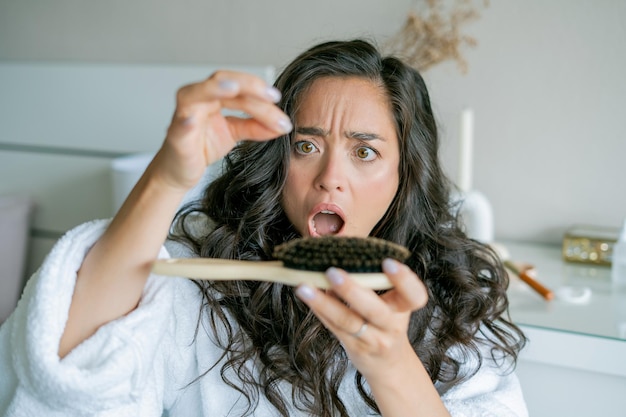 Jak odżywić zniszczone włosy po sezonie letnim?