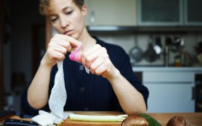 Jak wcierać pyłki aby uzyskać lśniący manicure?