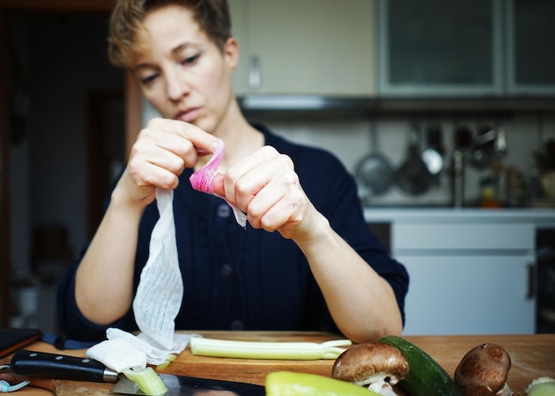 Jak wcierać pyłki aby uzyskać lśniący manicure?