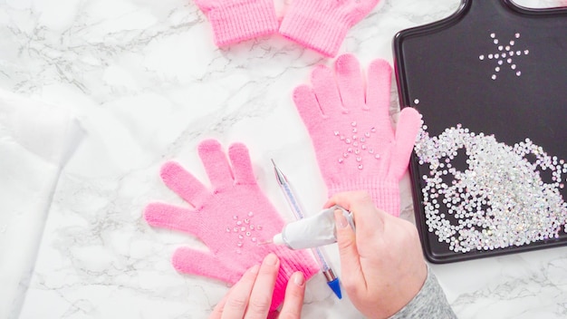 Jak zrobić hybrydę z brokatem, żeby paznokcie przyciągały spojrzenia?