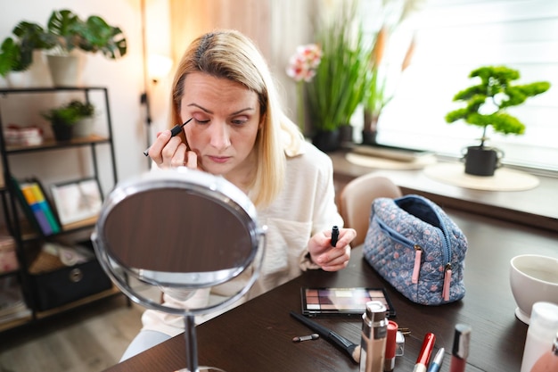 Jak zrobić makijaż dzienny i podkreślić naturalne piękno?