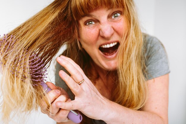 Jak odżywić mocno zniszczone włosy, by odzyskały blask?