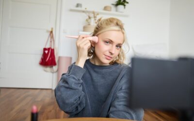 Jak wykonać szybki makijaż na co dzień, by wyglądać świeżo?