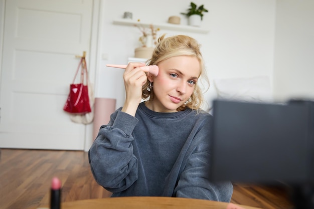 Jak wykonać szybki makijaż na co dzień, by wyglądać świeżo?