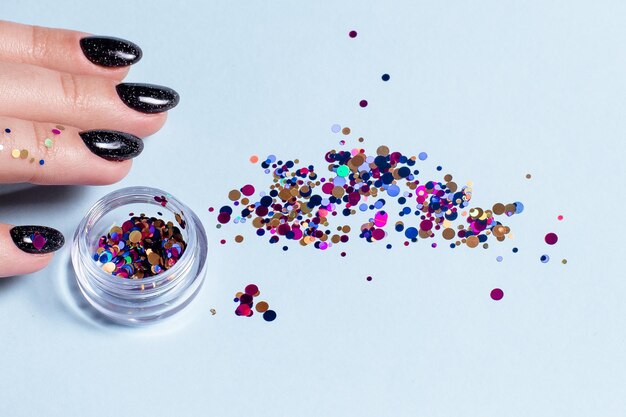 Jak zrobić paznokcie z brokatem i dodać stylizacji wyjątkowego blasku?