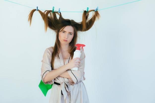 Jak nawilżyć suche zniszczone włosy bez wizyty u fryzjera?