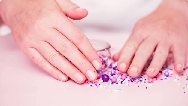 Jak zrobić hybrydy z brokatem i uzyskać efektowny manicure?